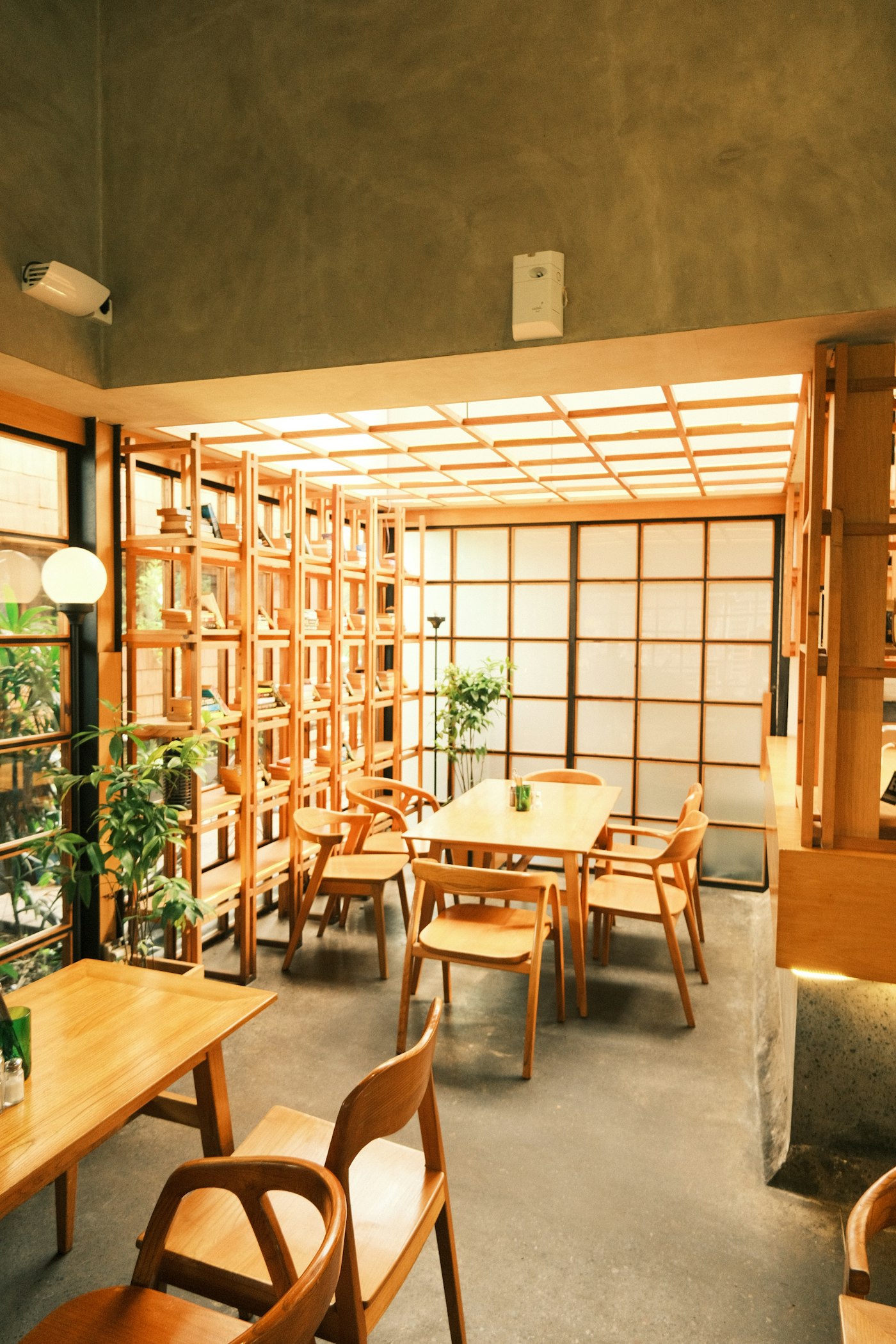 木の格子から光の入る木立珈琲の客席