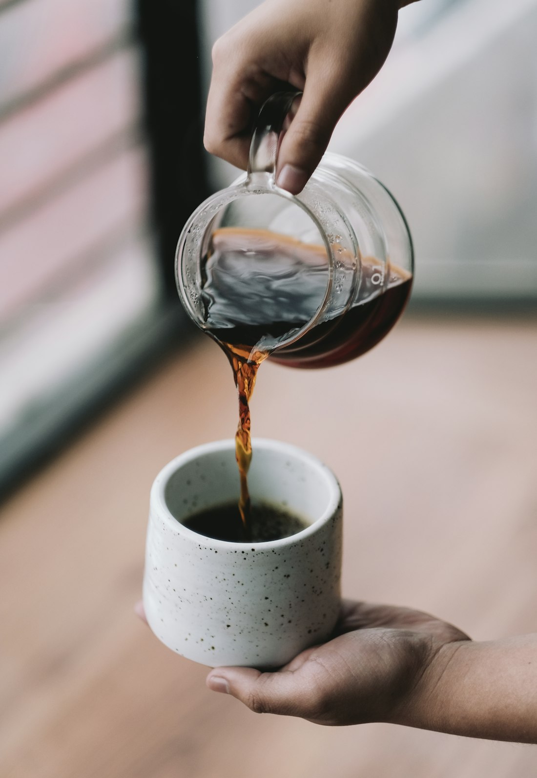 ドリッパーからコーヒーを注いでいるところ