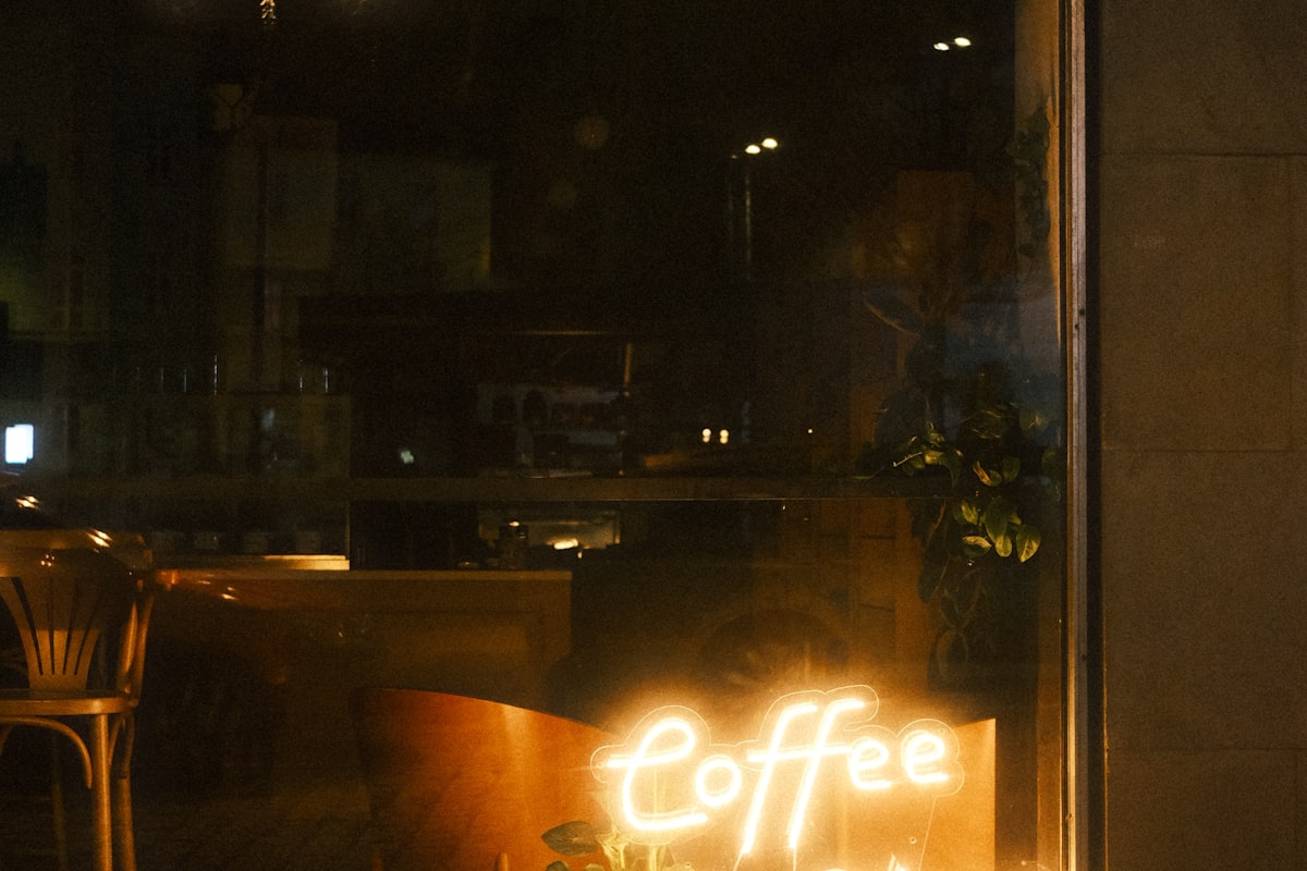 夜のSUMI COFFEEの外観