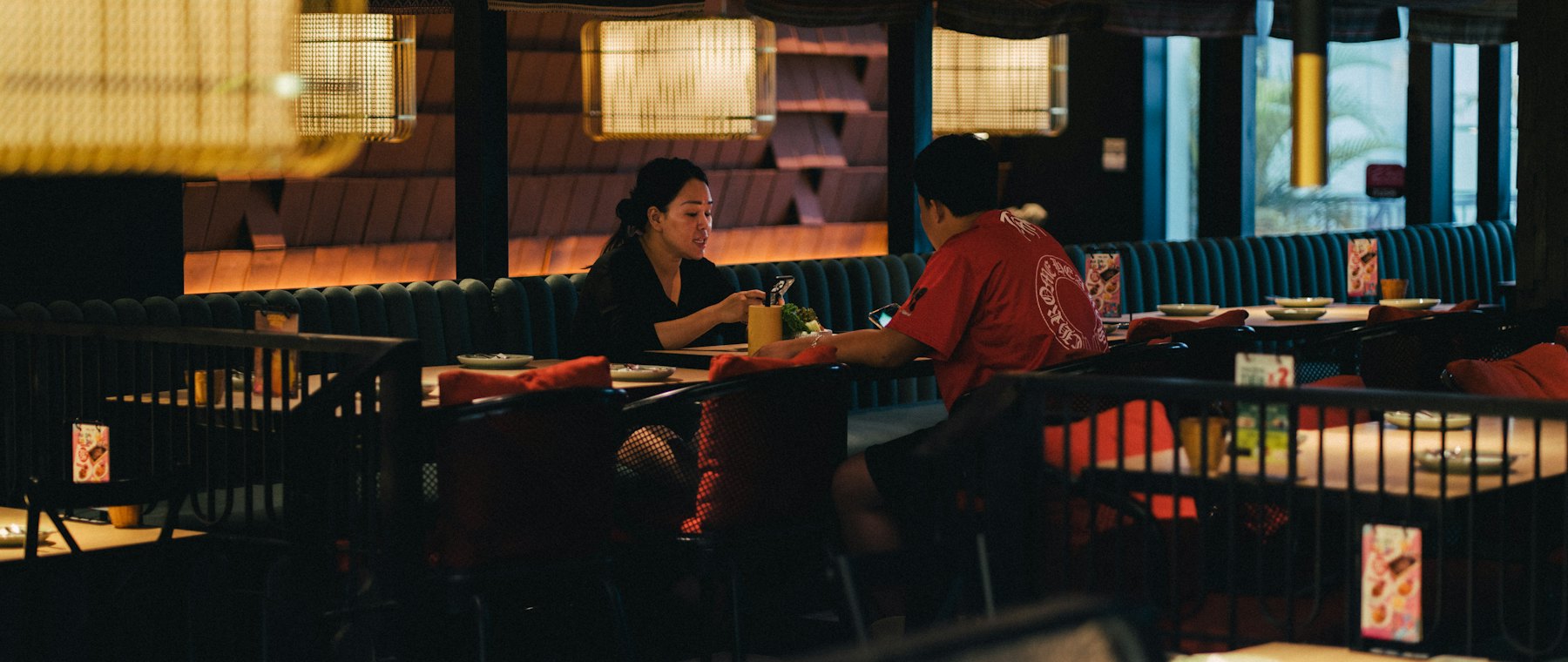 暖かい灯りの店内で、向かい合って食事をする二人