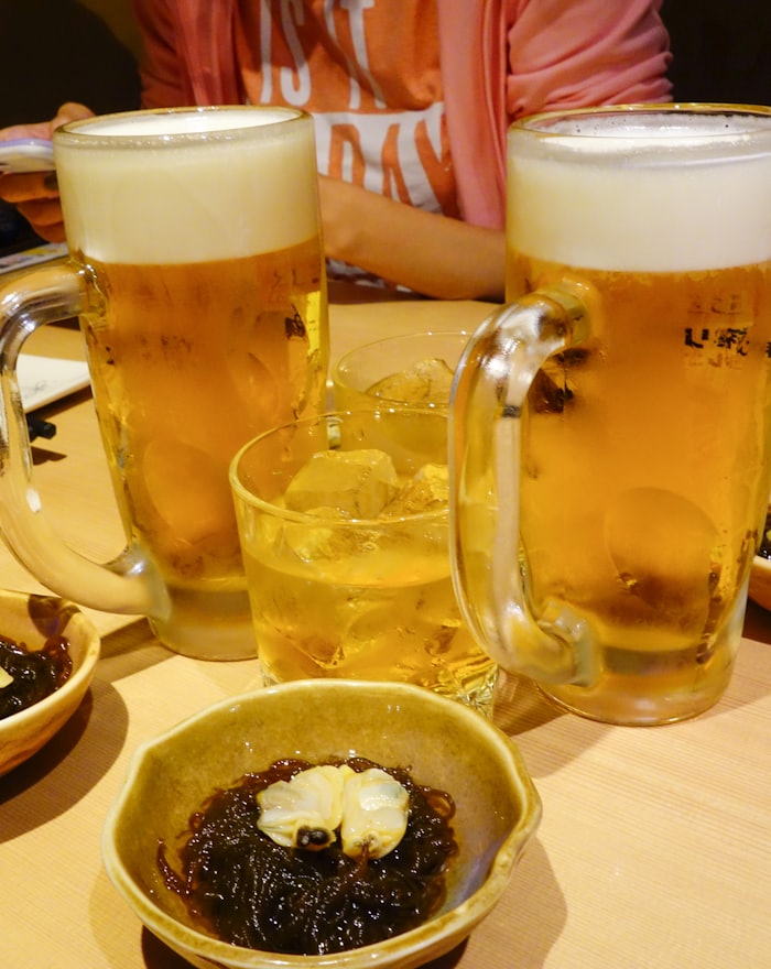 泡の立った生ビールのジョッキ二つ