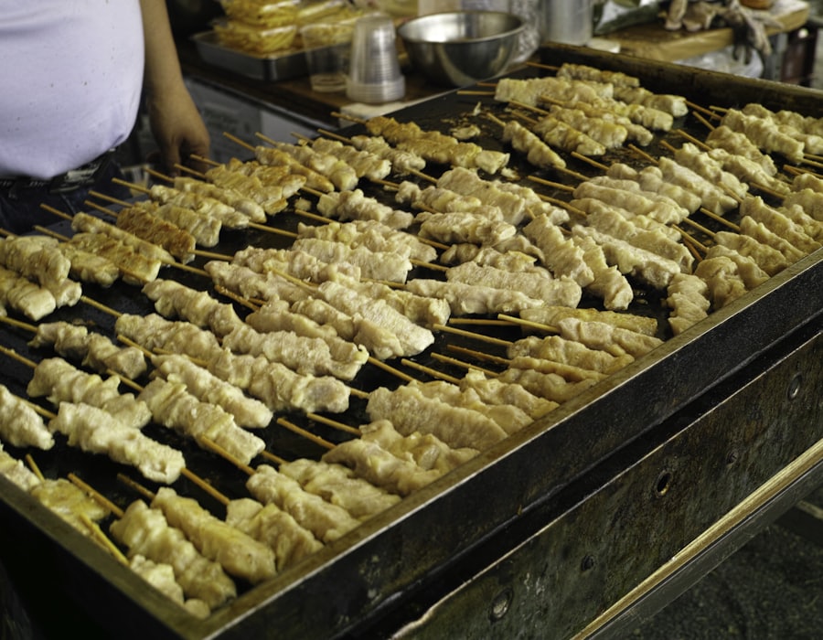 焼き台にずらりと並んだ串