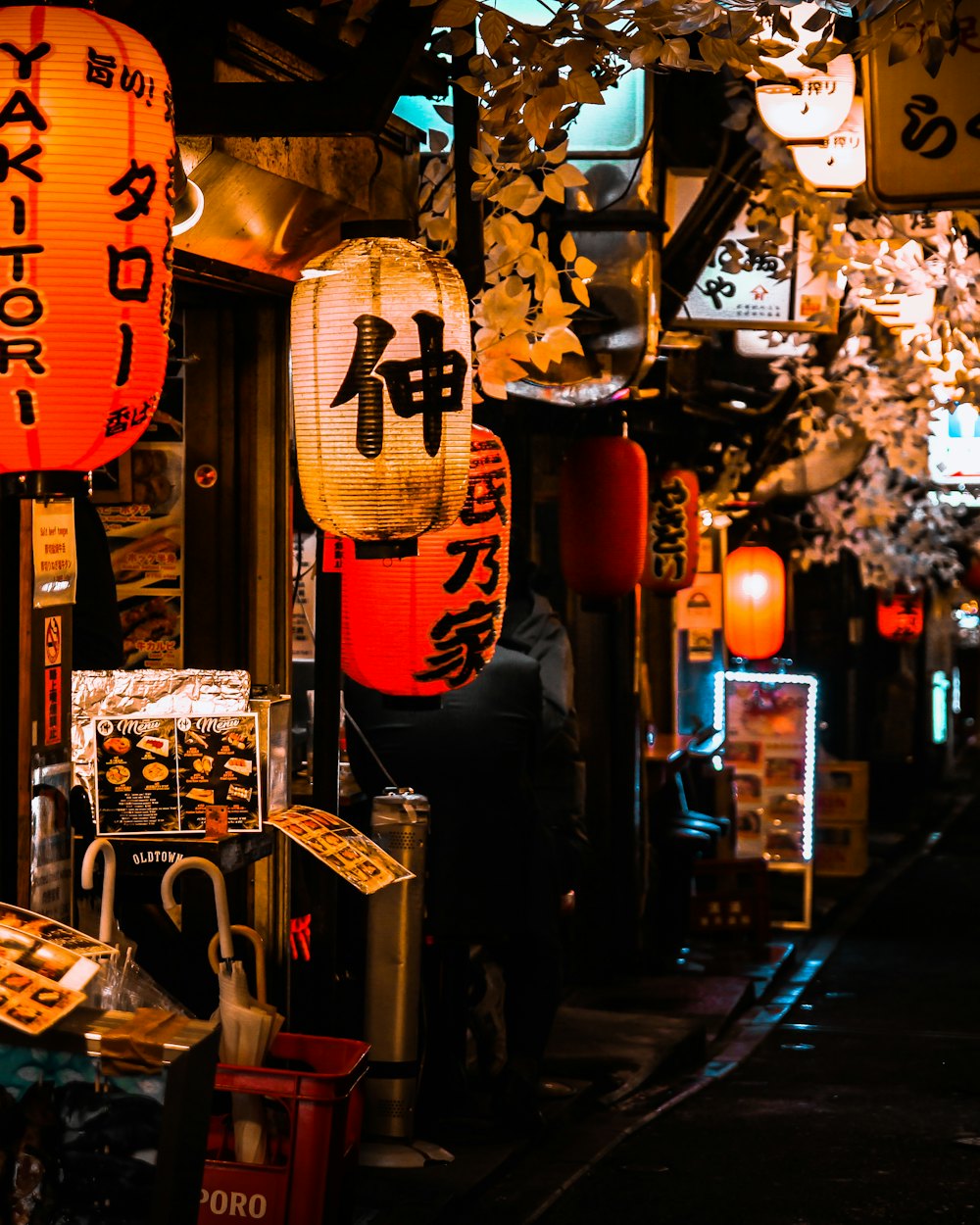 赤提灯の下がる路地