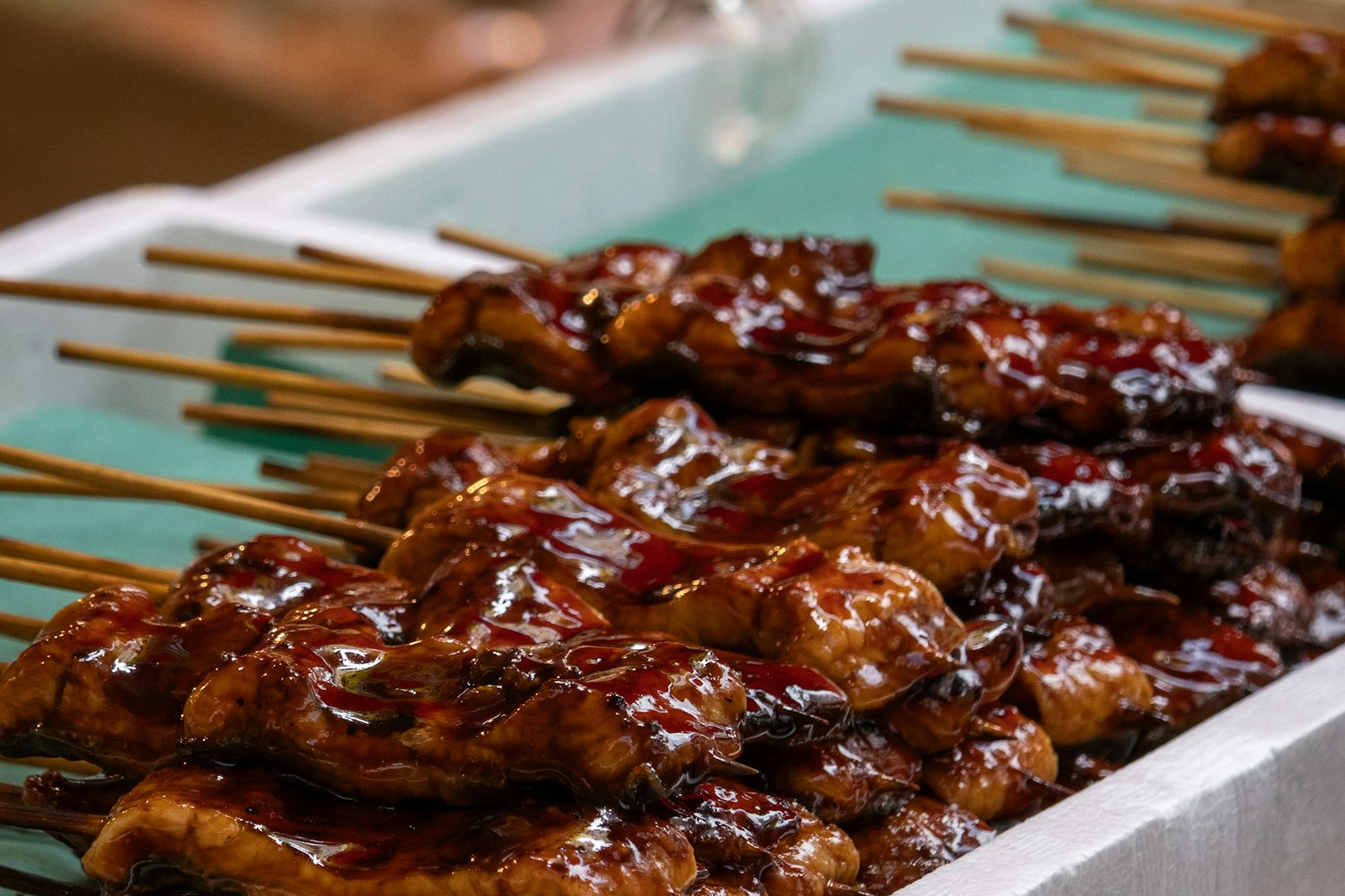 タレの照りが出た、焼き上がりの焼き鳥の盛り合わせ