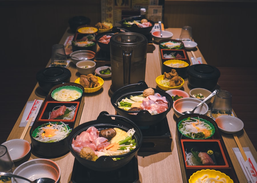 たくさんの料理が並んだ長いテーブル