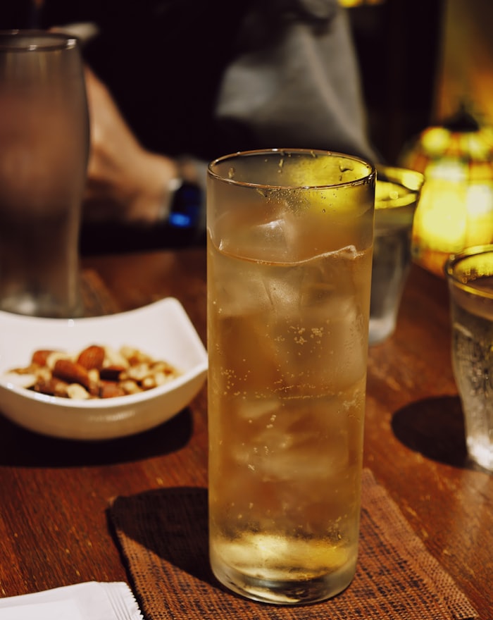 よく冷えたハイボールと、おつまみの小鉢
