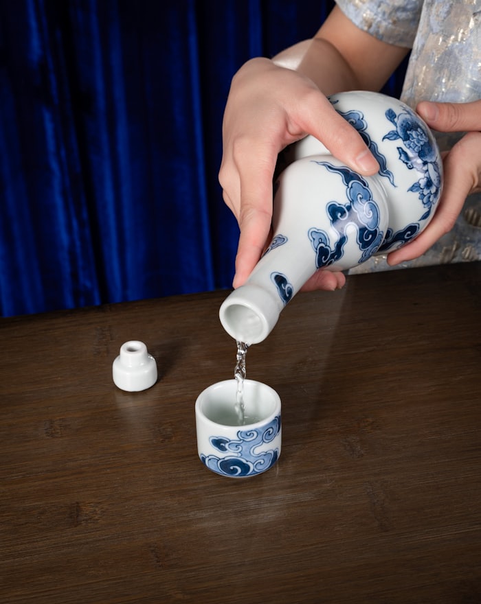 徳利からおちょこに注がれる日本酒