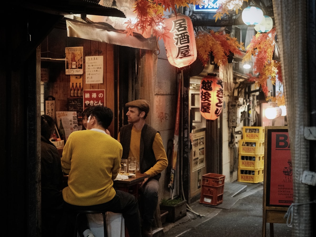 赤い提灯の下がる路地に面した店の入り口