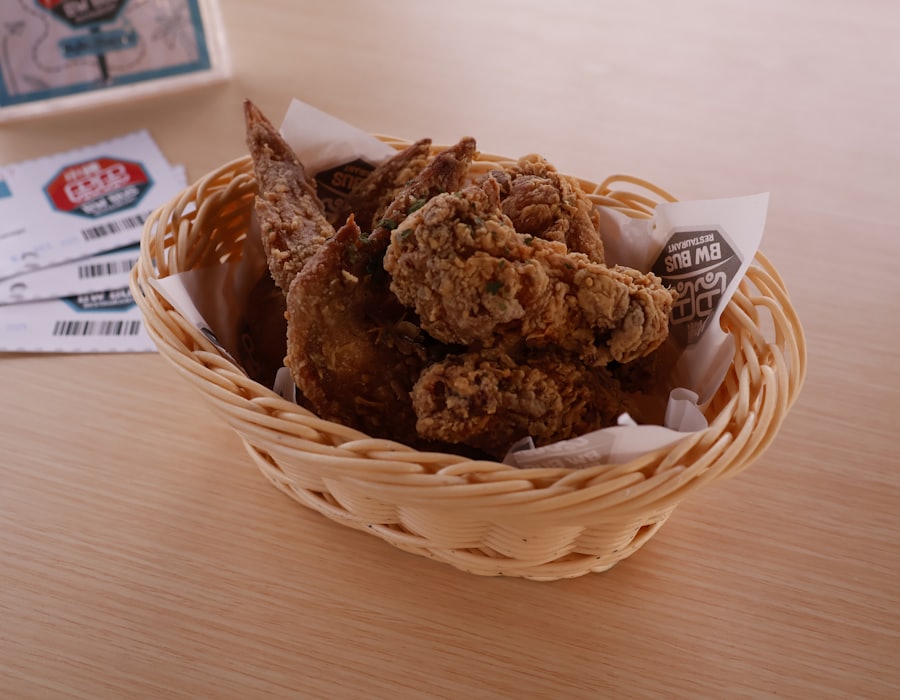 かごに盛った唐揚げ
