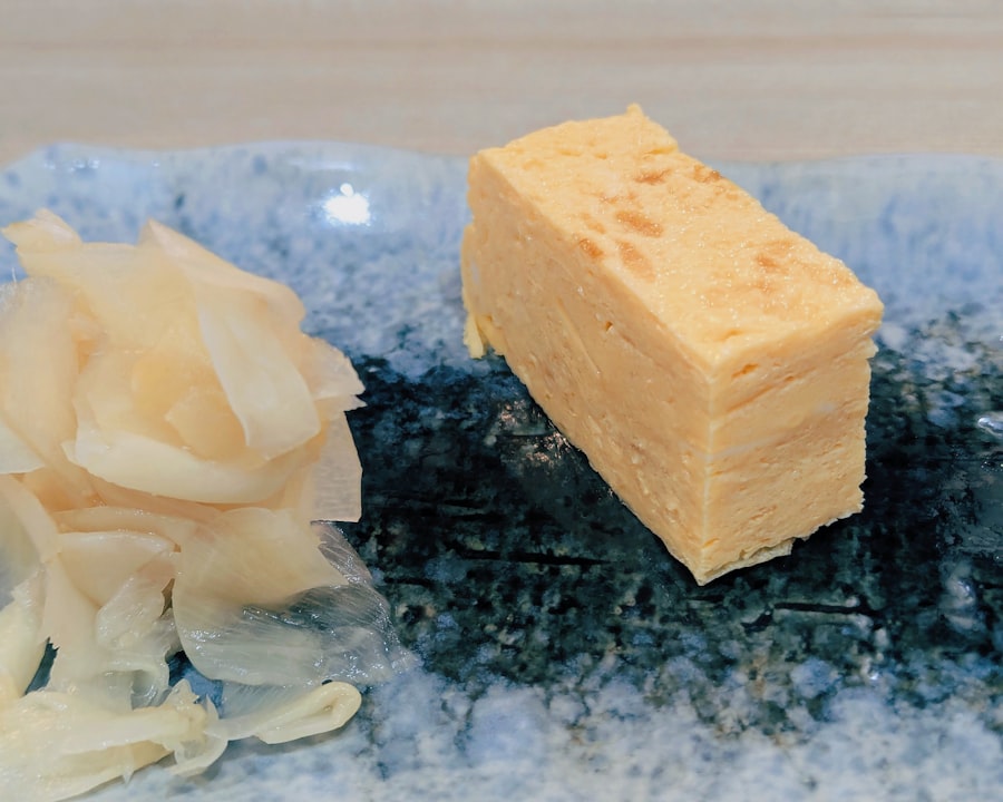 焼きたてのだし巻き玉子と生姜の甘酢漬け