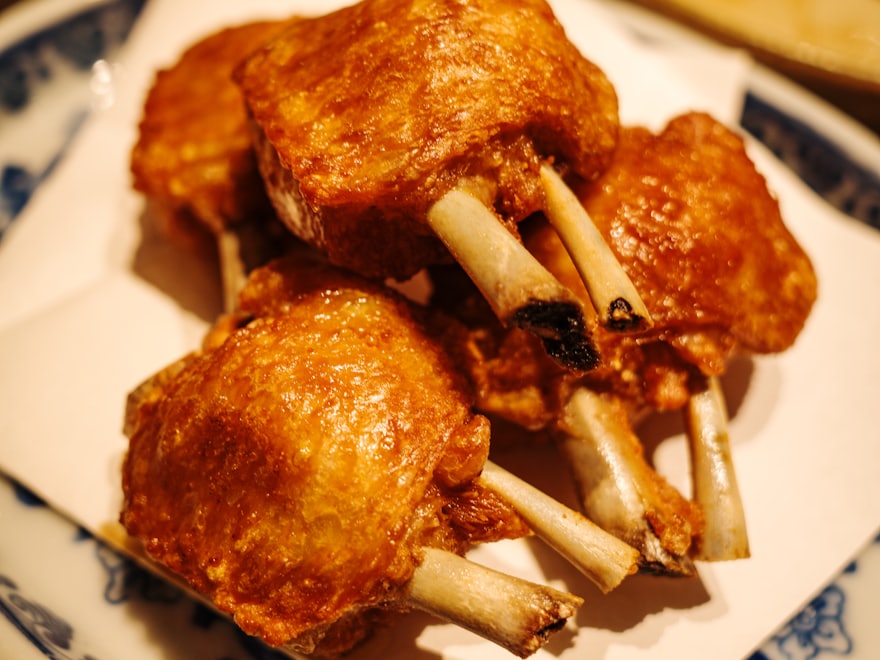 揚げたての鶏の唐揚げ