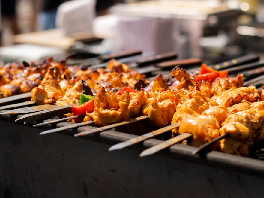 焼き台に並ぶ串焼き
