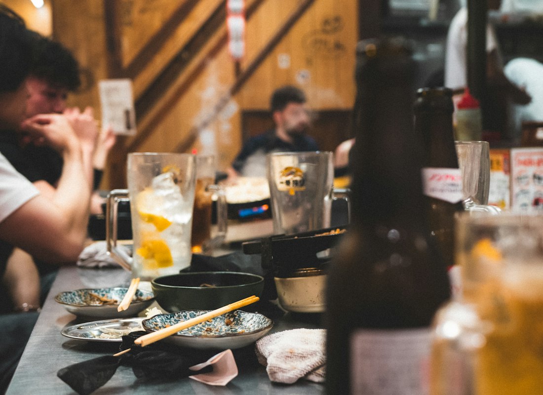大人数でジョッキを合わせるテーブル