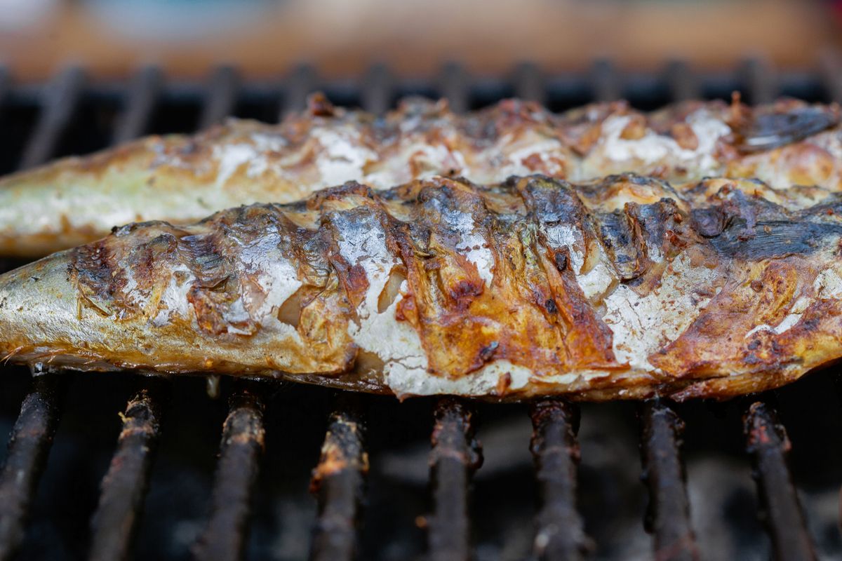 備長炭の焼き場で、皮目から焼かれている魚