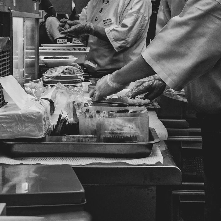 カウンターの中で、包丁を使う料理人の手元