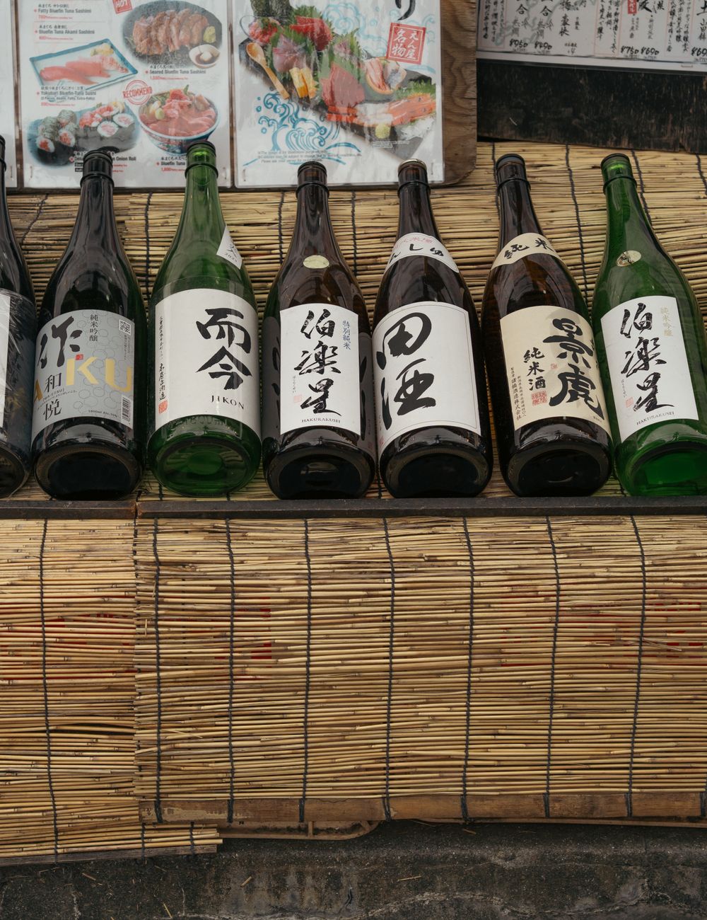 棚に並んだ一升瓶。その日に開けている酒
