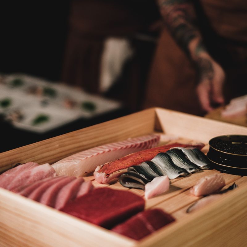 木の箱に並べた、その日に届いた魚