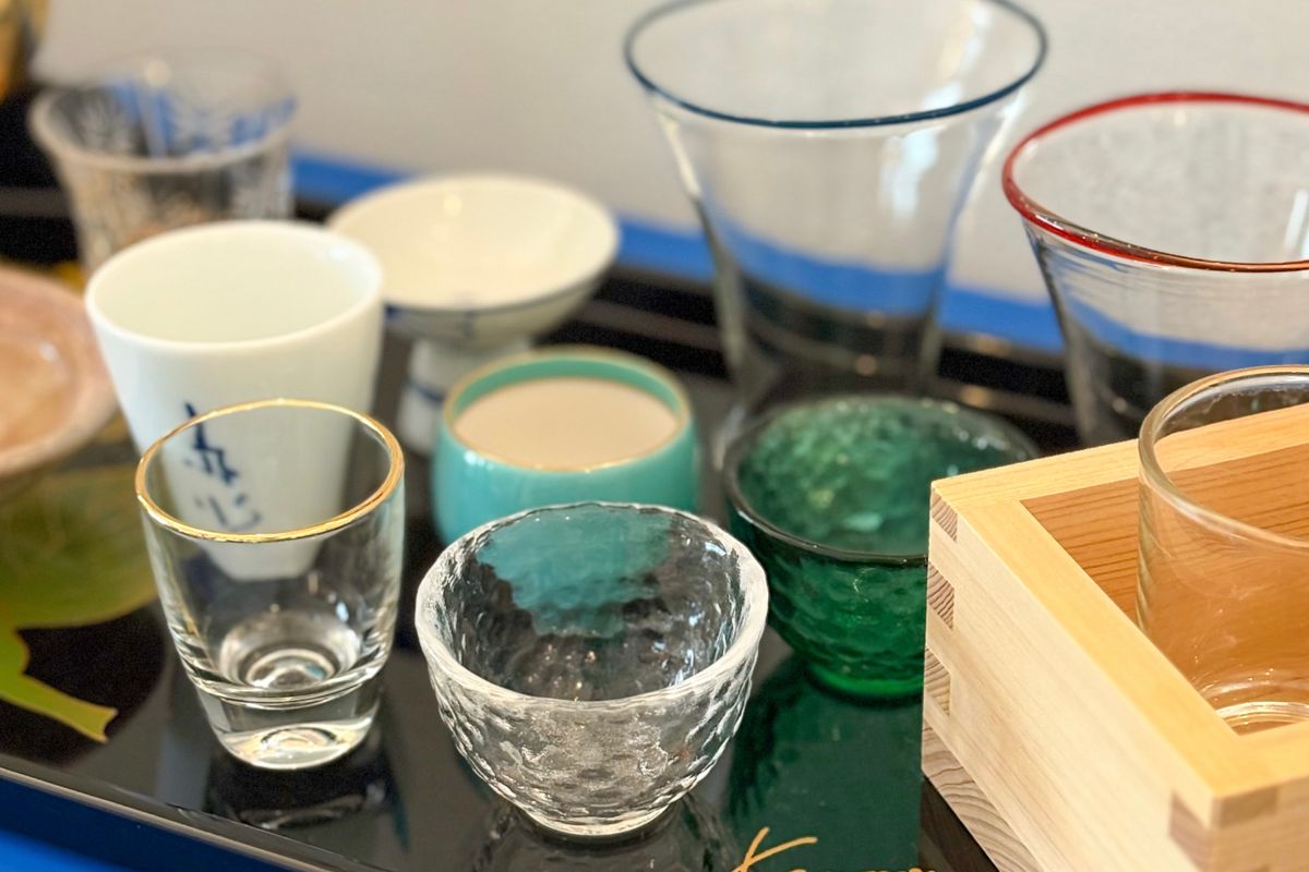 色や形の違う酒器。冷やした酒を注いだところ