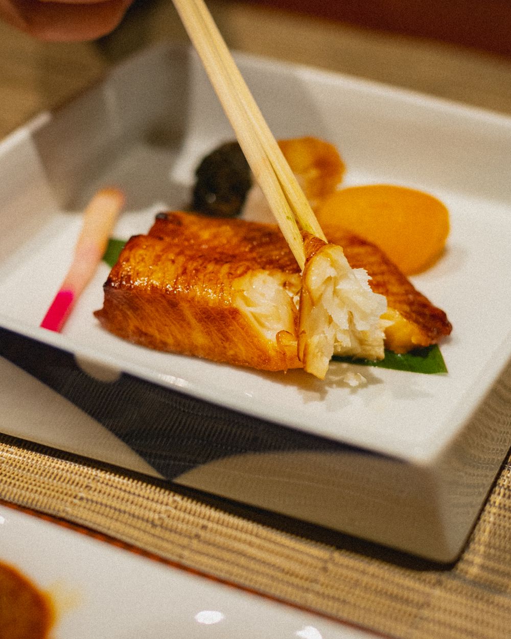 照りよく焼き上げた甘鯛を、白い角皿に盛りつけたところ