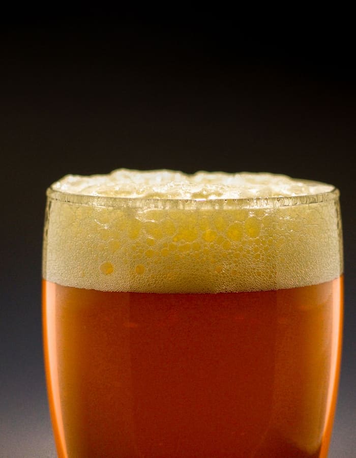泡がきれいにのった生ビールのグラス