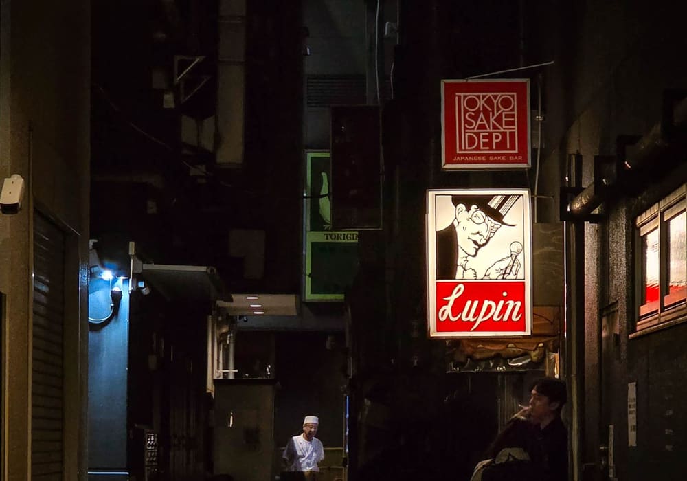 暗い路地に、看板の明かりが灯る夜