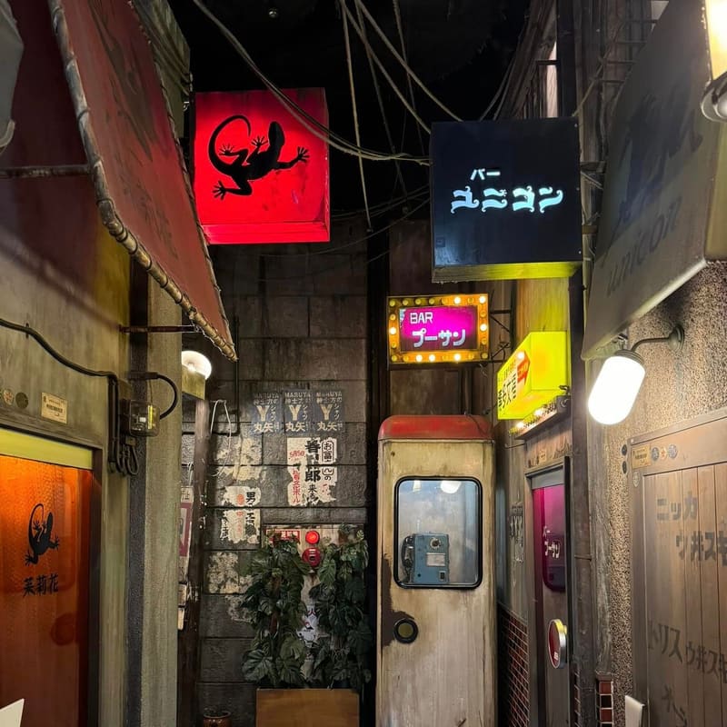 看板がひしめく、夜の細い路地