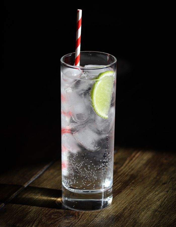 ライムとストローを添えた、透明なノンアルコールサワー