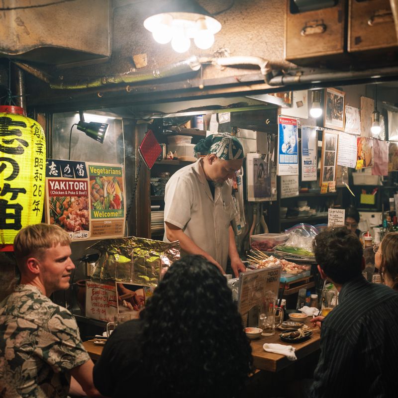 客席がにぎわう、夜の店内