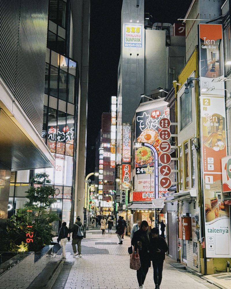 店の前の、夜の下北沢の路地