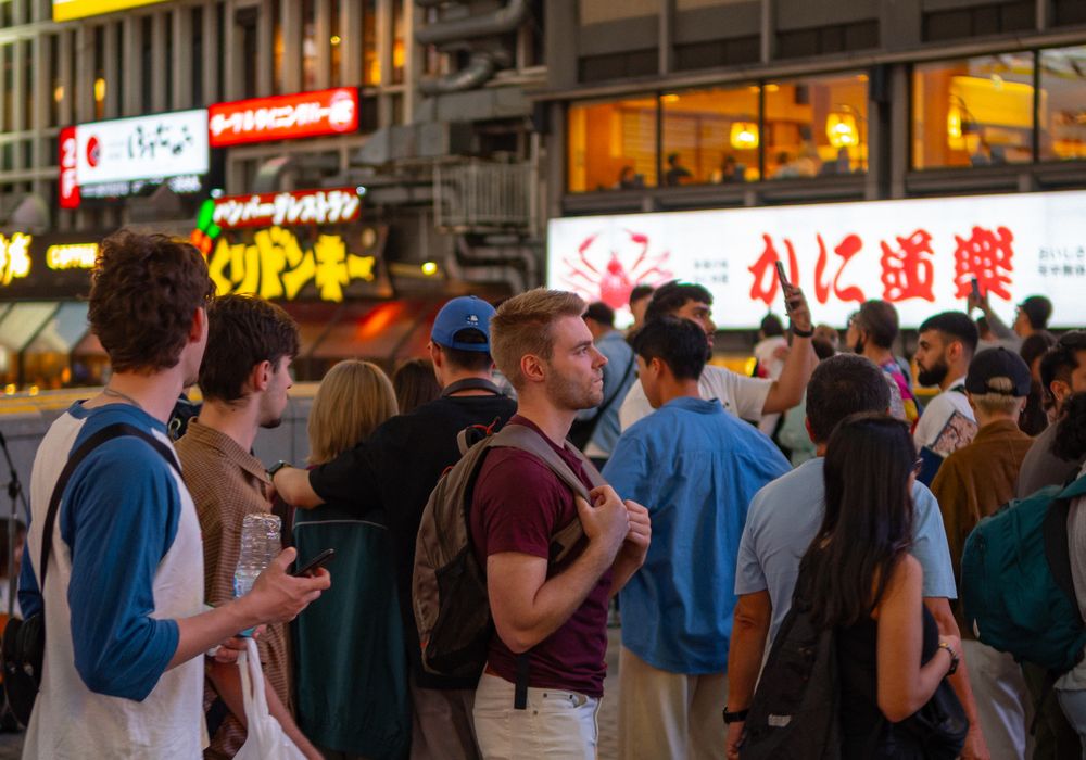 人通りのある、夜の下北沢の商店街