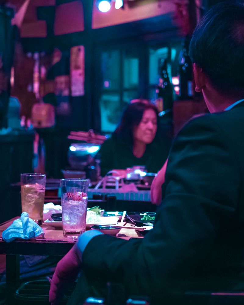 深夜の暗い店内で飲んでいる客席のようす