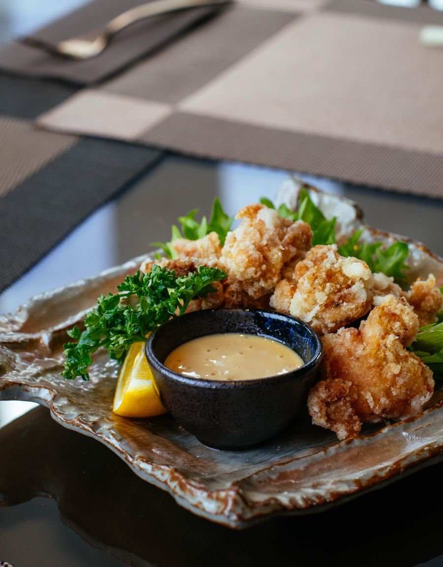 自家製ダレを添えた、揚げたての鶏の唐揚げ