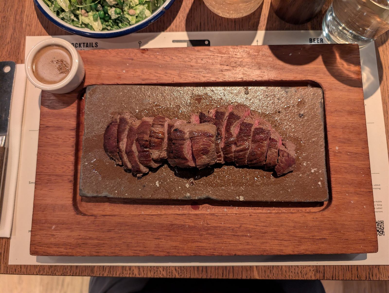 石の板にのせた、焼き上がりの和牛