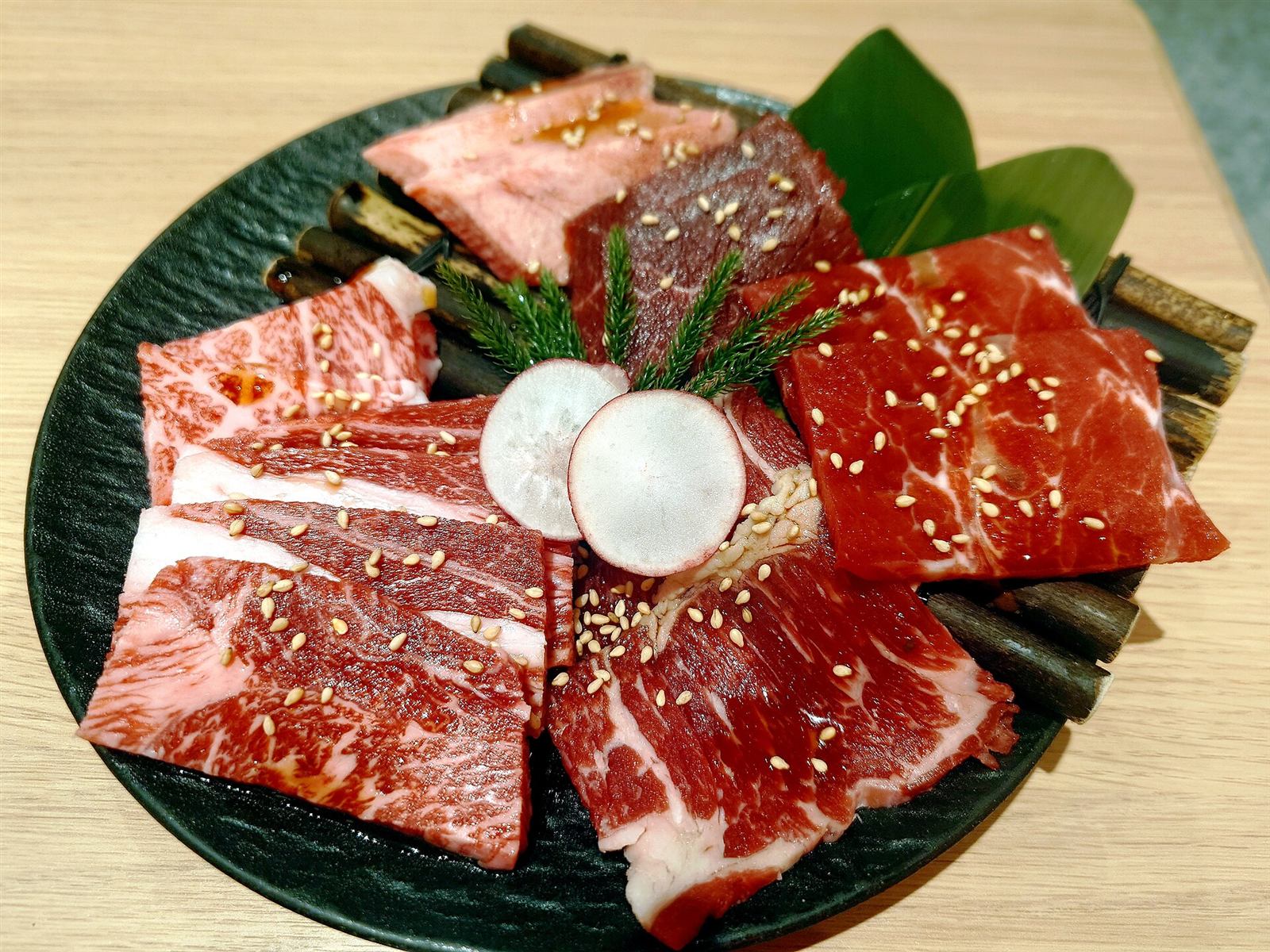 霜降りの美しい、黒毛和牛の盛り合わせ