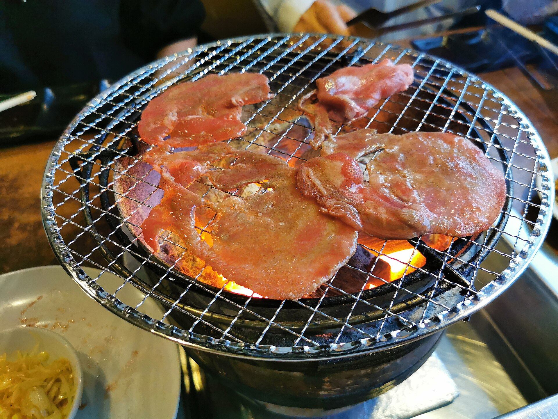 炭火の上で焼かれる和牛