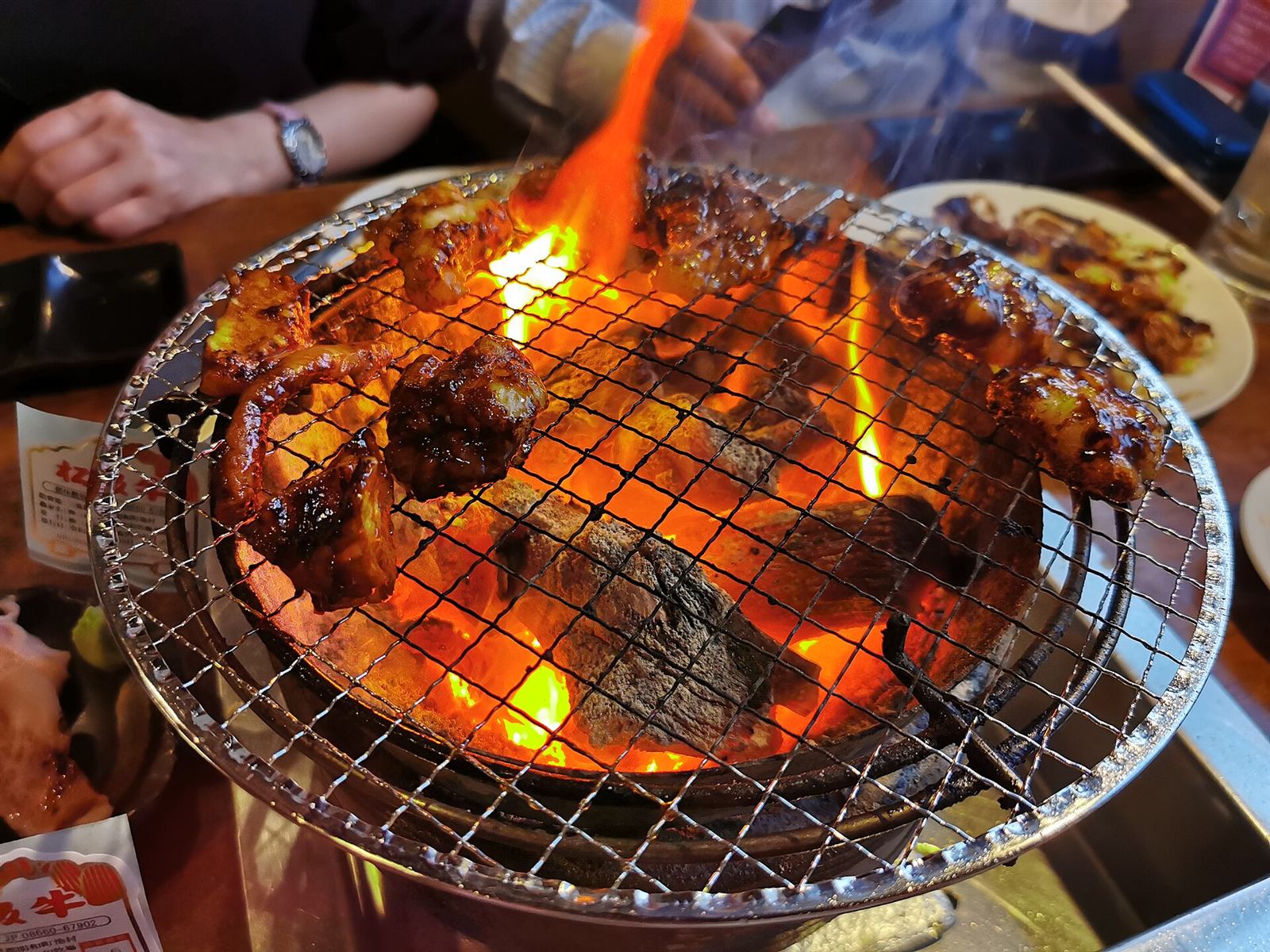 炭火の上で焼き上がっていく黒毛和牛