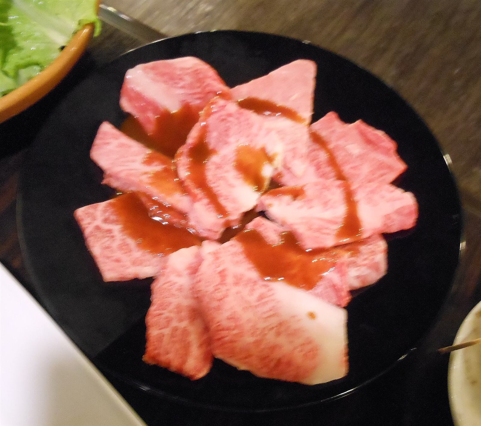 花のように盛り付けた、希少部位の盛り合わせ