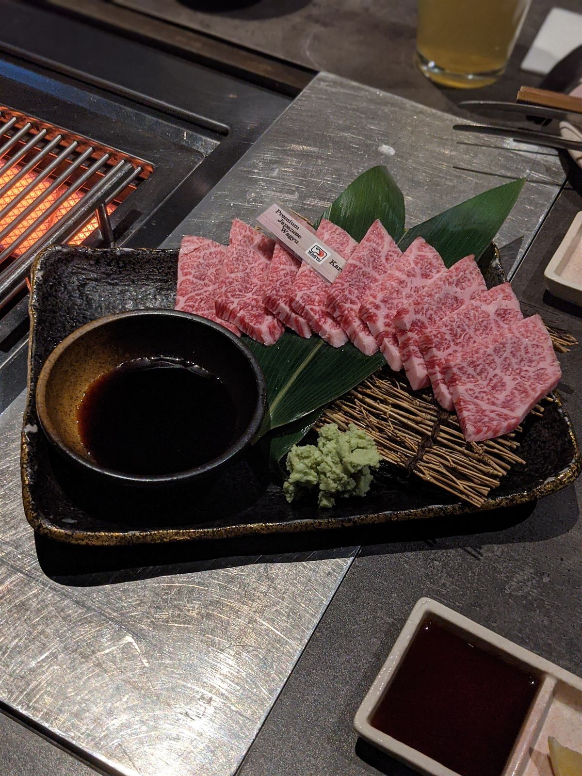 タレとわさびを添えた、特選黒毛和牛カルビ