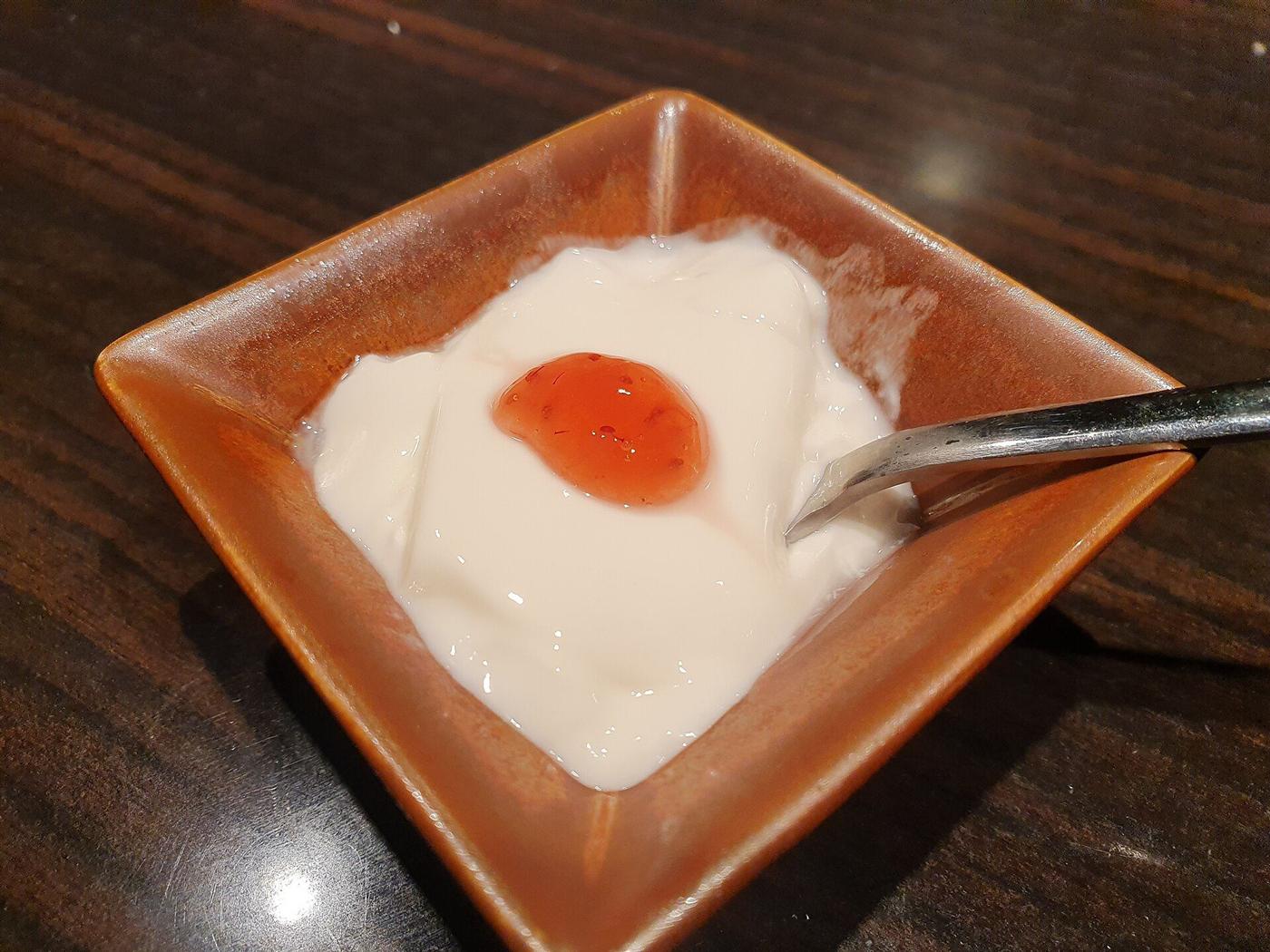 いちごジャムを添えた、冷たいデザート