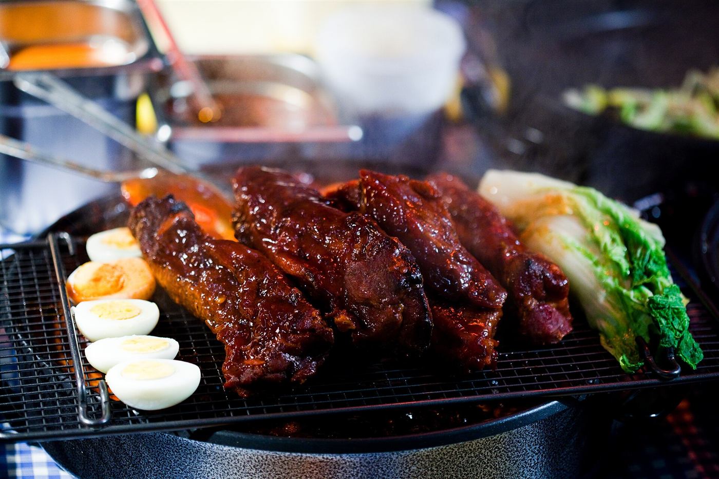網の上で焼けていく、タレ漬けの骨付き肉