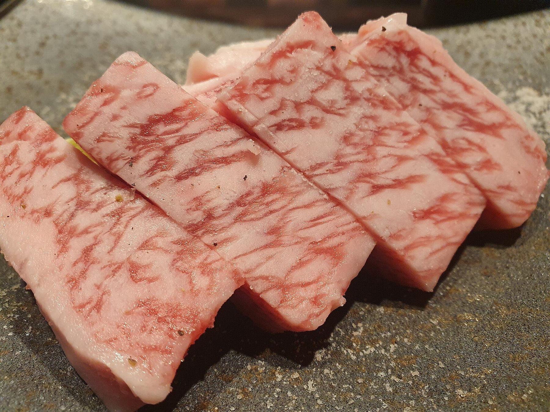 塩とわさびを添えた、美しいサシの黒毛和牛