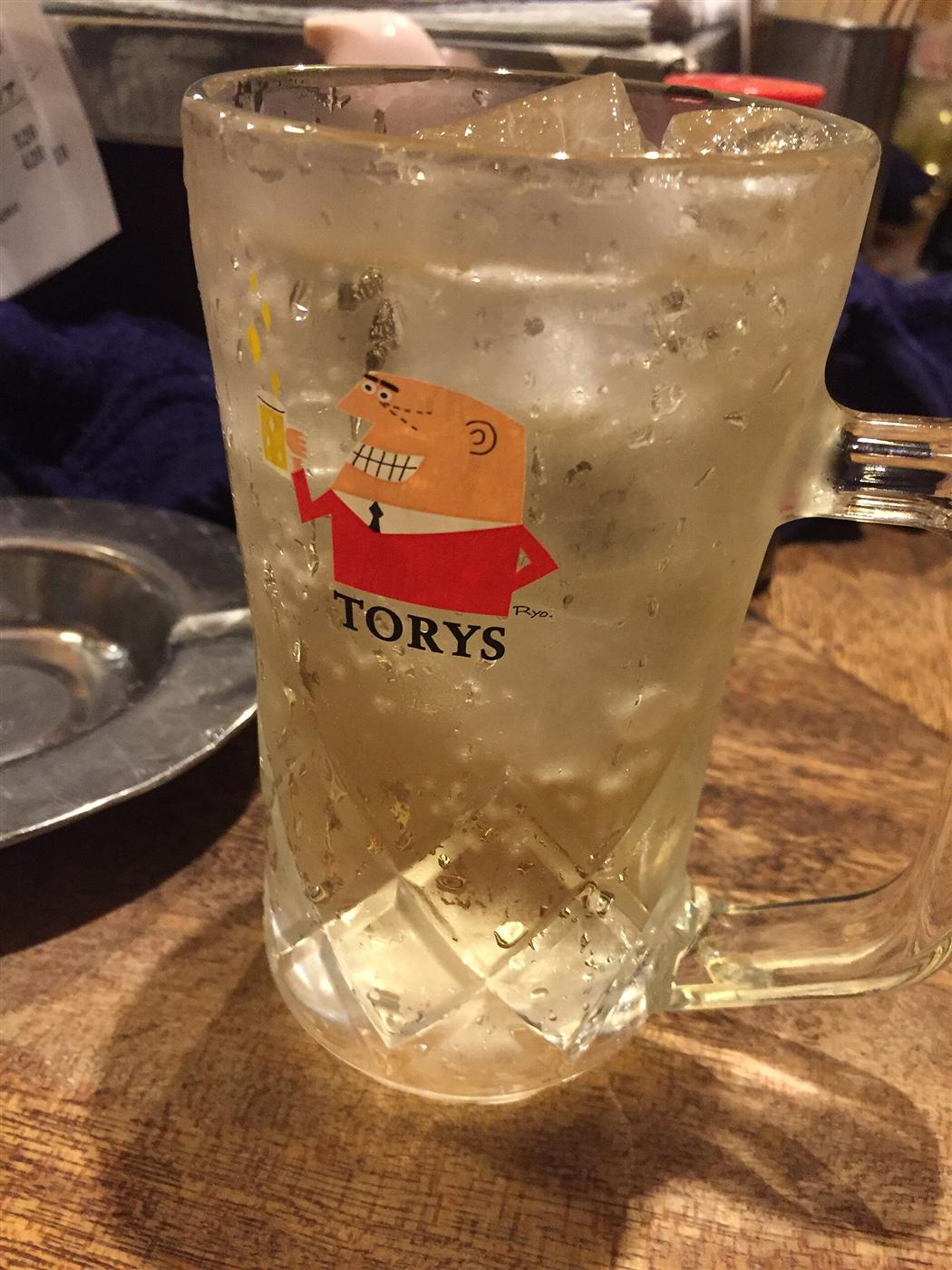 氷を入れた、冷えたハイボールのジョッキ