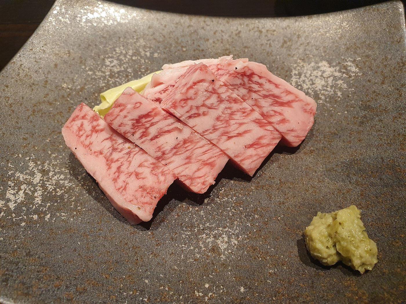 石のプレートに並ぶ、霜降りの和牛
