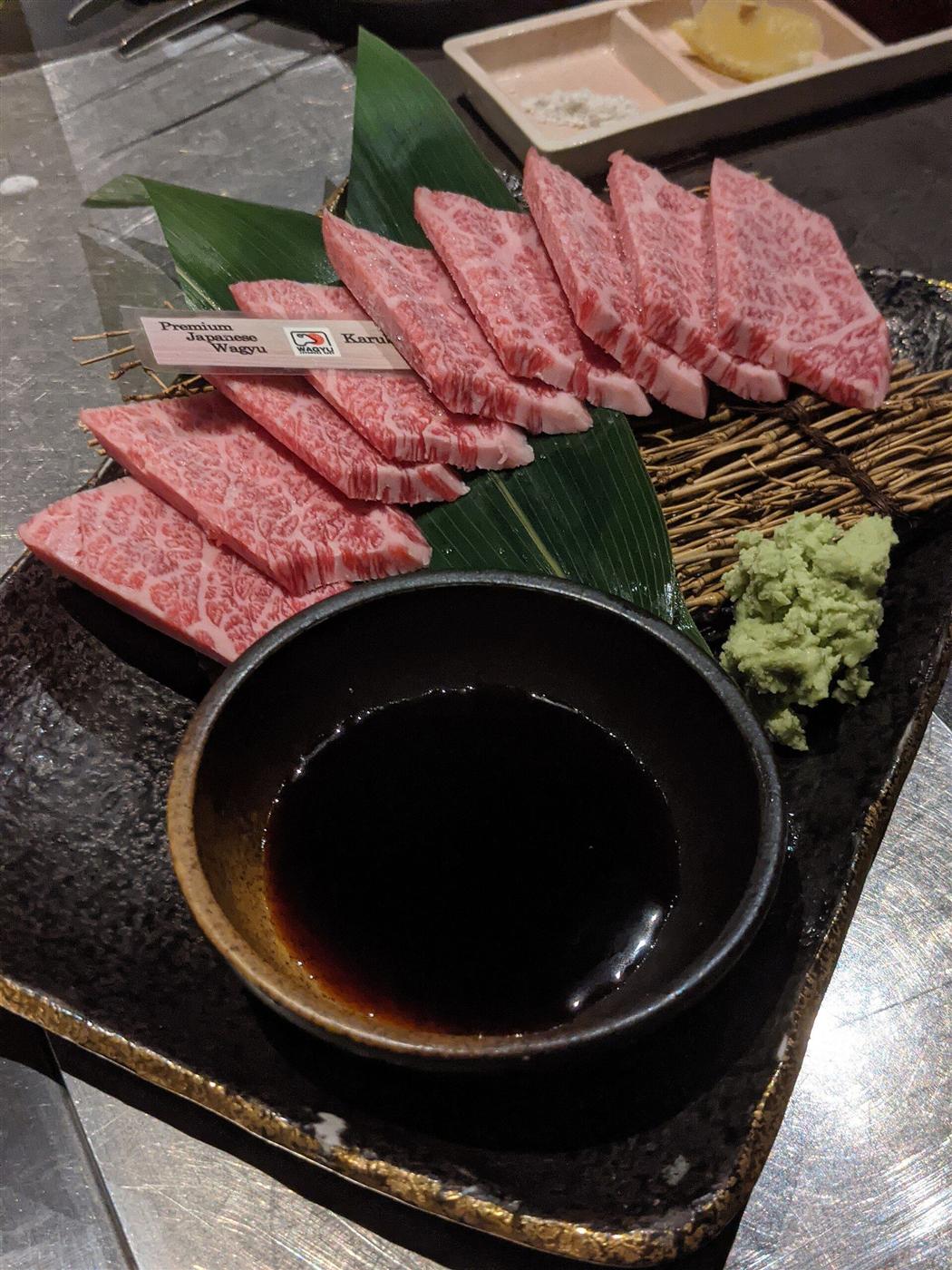 竹の葉に並べた、黒毛和牛の盛り合わせ