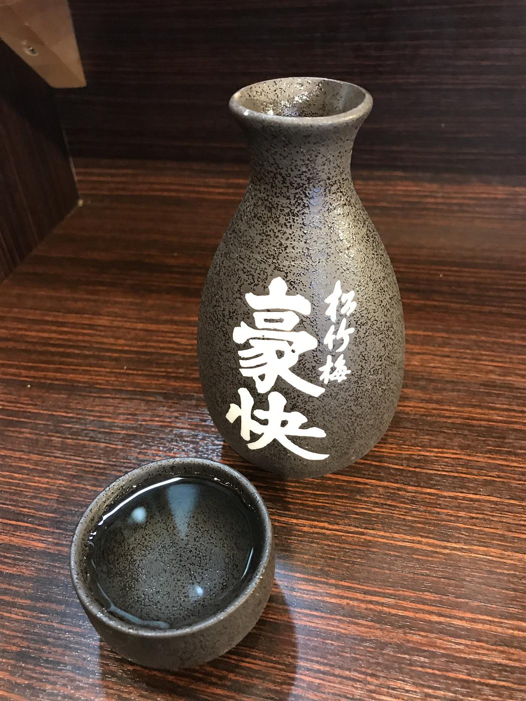 徳利と盃。ひとりの夜の風景