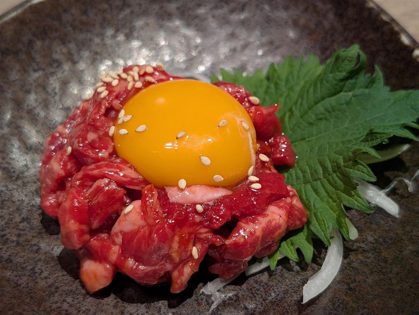 卵黄をのせた和牛のユッケ風