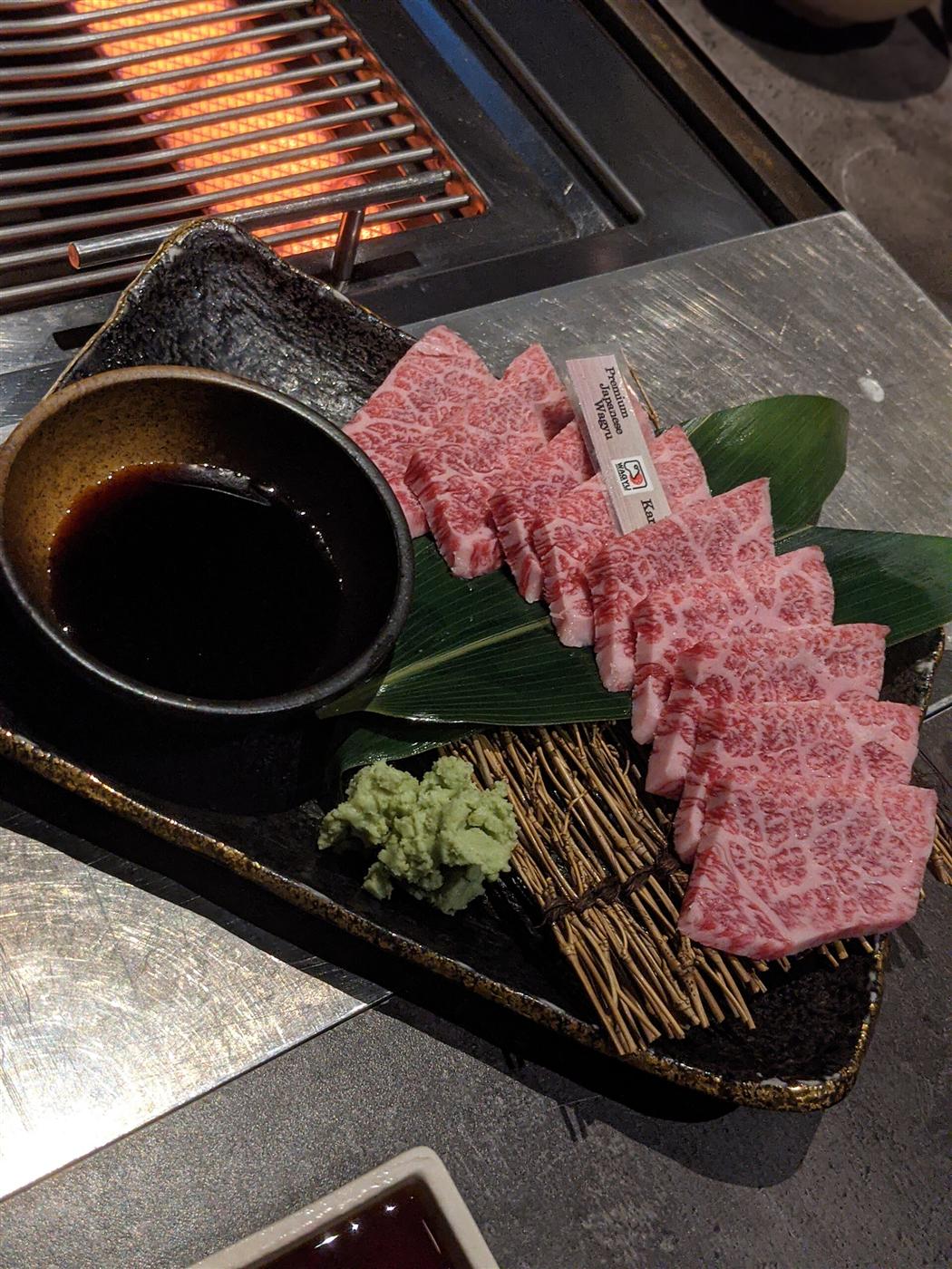 29LAB. Special Plate。タレとわさびを添えた和牛の盛り合わせ
