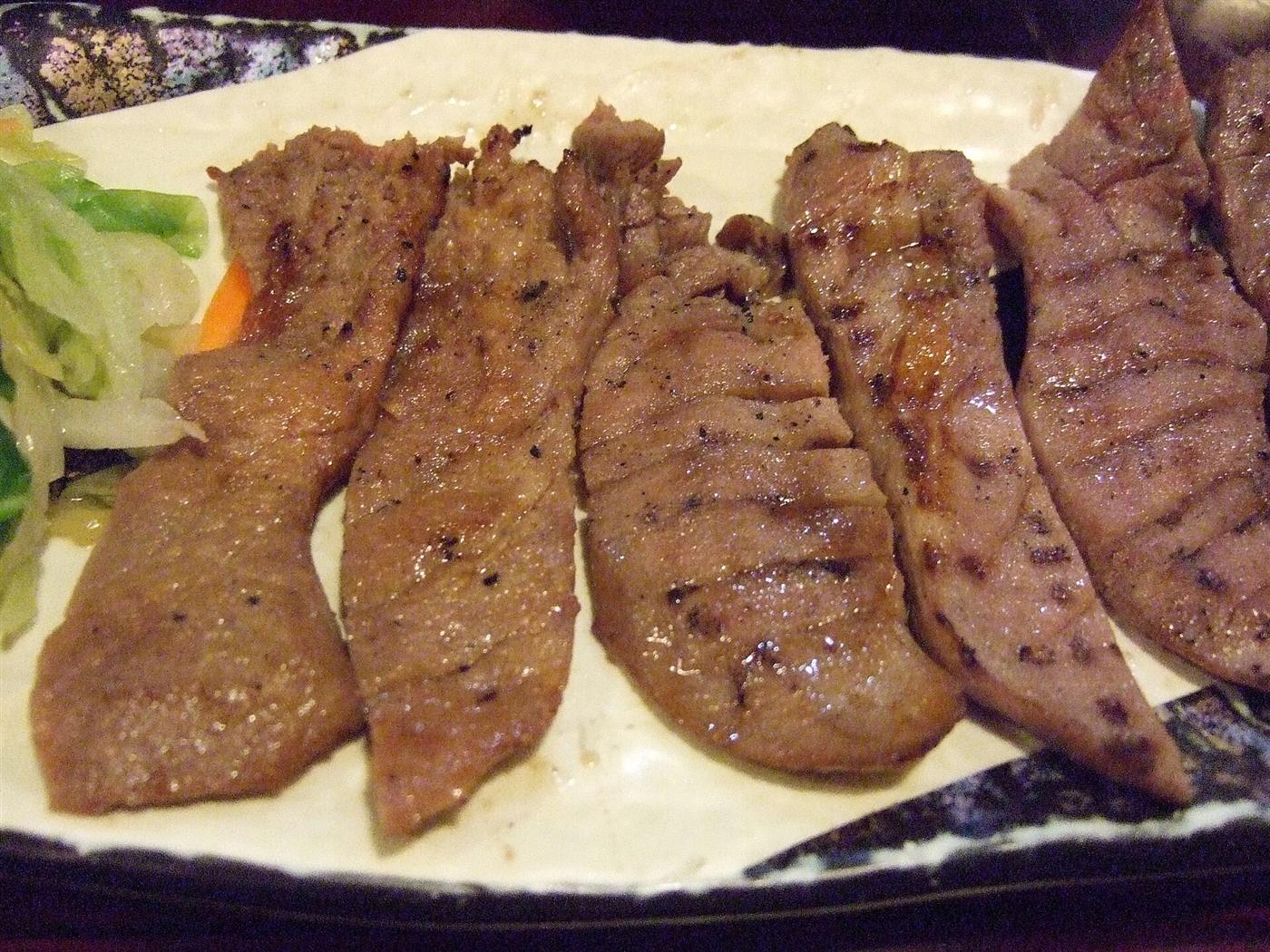 焼き上げた厚切りの牛タン